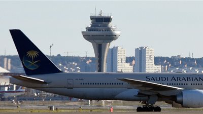 السعودية تكشف حقيقة سقوط طائرة تابعة لها في مطار ببريطانيا