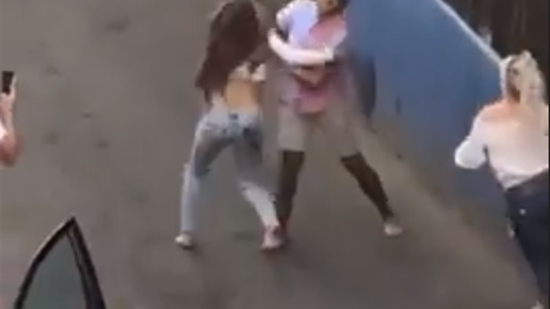 ضرب فتيات 