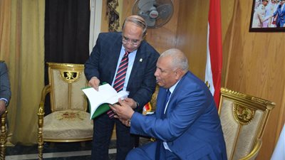 محافظ الوادي الجديد يستقبل وفد 