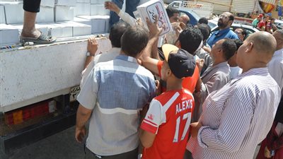 صور| القوات المسلحة تدعم الوادي الجديد بكراتين مواد غذائية مدعمة
