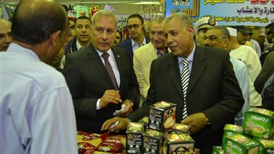 الغرفة التجارية بالسويس تقدم 500 شنطة رمضانية للأسر الفقيرة