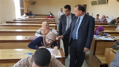 رئيس جامعة بني سويف يتفقد الامتحانات بالعلوم الطبية التطبيقية 