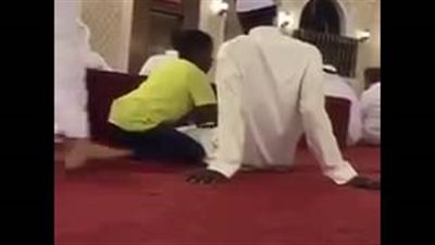 بالفيديو.. بر الوالدين يجعل طفل يدلك قد والده بالمسجد
