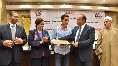بالأسماء والصور.. محافظ البحيرة يكرم أوائل شهادات الثانوية العامة والأزهرية والدبلومات الفنية