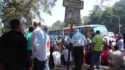 بالفيديو والصور.. اقبال المواطنين على امتحانات «الشهر العقارى» بمدرسة السعدية