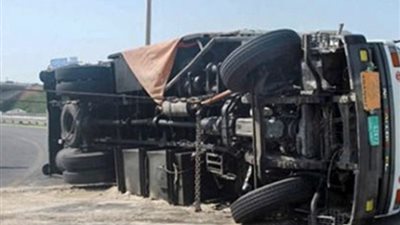 مصرع شخص وإصابة آخر في انقلاب سيارة نقل بالبحيرة