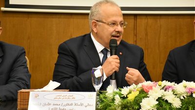 رئيس جامعة القاهرة يفتتح معامل الكيمياء التحليلية بكلية الصيدلة