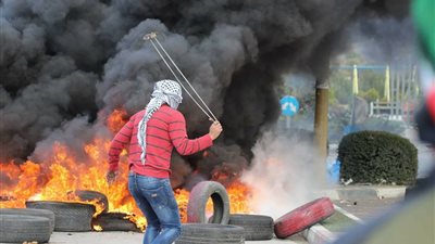 شاهد| مواجهات بين الفلسطينيين وقوات الاحتلال شمال القدس