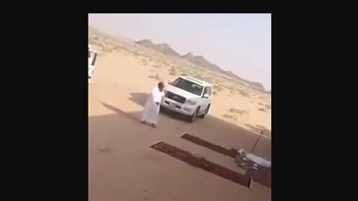 فيديو| شاب يلقن صديقه درسا قاسيا بسبب مقلب 