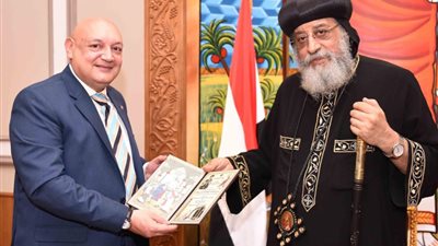 صور| قداسة البابا تواضروس يستقبل سفير مصر بالكاميرون