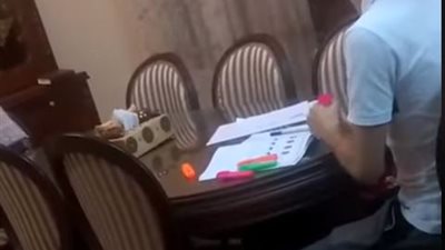 فيديو| فتاة تصور أغرب ما يفعله شقيقها ليلة الامتحان بطريقة طريفة