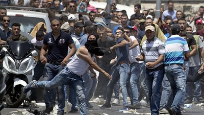 بالصور|الفلسطينيون يتحدون الصهاينة ويؤدون صلاة الغائب على شهداء غزة وسط جامعة 