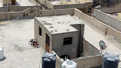 صور| رئيس حي السلام أول يستكمل مبادرة محافظ القاهرة لنظافة أسطح المنازل