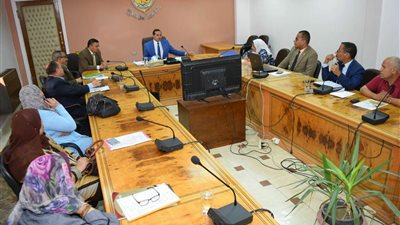 رئيس جامعة سوهاج يناقش مقترح تحديث الهيكل التنظيمي لإدارات الجامعة