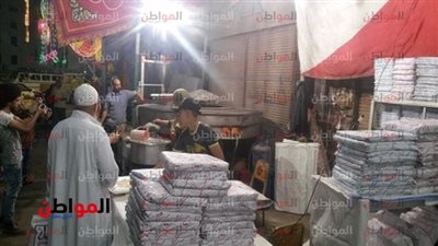 فيديو| إقبال المواطنين على شراء الكنافة والقطايف فى أول أيام شهر رمضان بالمنصورة 