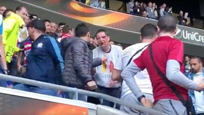 صور| خناقات ومعارك دامية بين الجماهير في نهائي الدوري الأوروبي