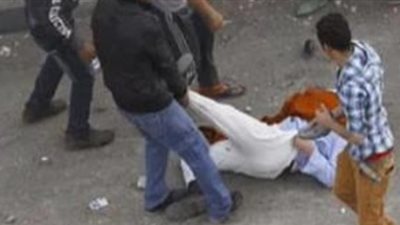 فيديو| مشاجرة عنيفة بين شخصين أمام بنك