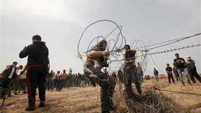 فيديو| المحتجون الفلسطينيون يزيلون السياج الفاصل مع قطاع غزة