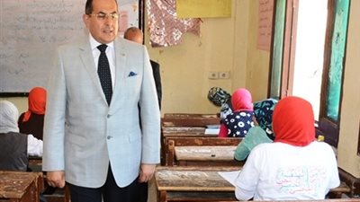 محافظ سوهاج: 43 ألف طالب وطالبة يؤدون امتحانات الشهادات الفنية