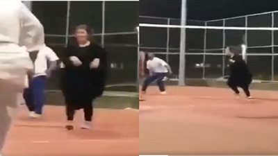 شاهد| فتاة تلعب كرة مع عدد من الشباب تشعل 