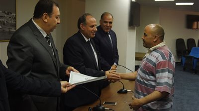 صور| محافظ الإسكندرية يُسلّم 97 شهادة أمان لعمال الخدمات المعاونة