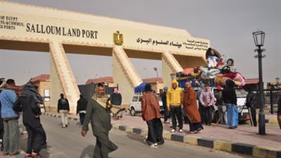 ذهاب وعودة 754 مصريا وليبيا و105 شاحنات خلال 24 ساعة عبر منفذ السلوم 
