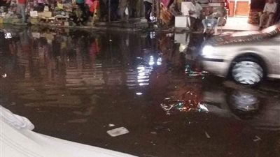 صور| غرق عشرات المحلات التجارية بمياه الشرب بالزقازيق