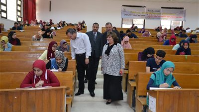 رئيس جامعة السويس يتفقد سير الامتحانات بـ