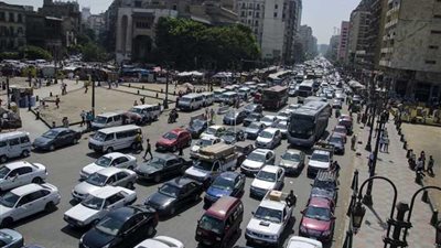 كثافات مرورية إثر انقلاب سيارة أعلى ميدان محمد زكي في التجمع الخامس