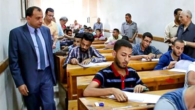 رئيس جامعة بني سويف يتفقد امتحانات التجارة والحقوق والإعلام 