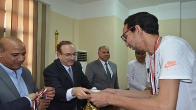 محافظ بني سويف يكرم نادى مبارك لمتحدي الإعاقة لفوزه بالكأس