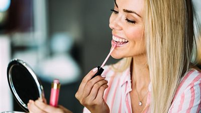 الإستخدام المُفرط للمكياج يؤدي إلى نتائج خطيرة