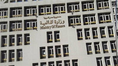 وزارة المالية: رواتب العاملين يتم صرفها عن طريق البنوك 