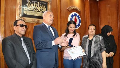 فيديو| محافظ السويس يكرم اوائل الشهادة الاعدادية 2018