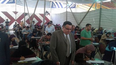 صور| نائب رئيس جامعة الإسكندرية يتفقد سير أعمال الامتحانات بكلية الآداب