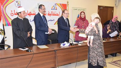 محافظ بني سويف يسلم 25 شهادة أمان بـ القومى للمرأة 