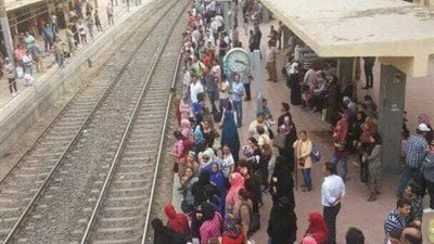 صور| تعطل الخط الأول لمترو الأنفاق.. والمواطنون يكملون طريقهم سيرًا على الأقدام