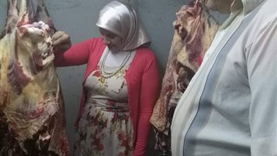 صور| ضبط لحوم فاسدة ومأكولات غير صالح يعاد تدويرها بمطاعم شهيرة