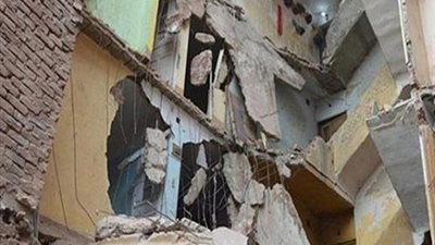 انهيار عقار وتصدع آخر مجاور له بـ الإسكندرية 