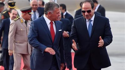 العاهل الأردني يغادر مطار القاهرة عقب زيارة استغرقت ساعات