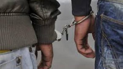 القبض علي شخصين بتهمة انتحال صفة 