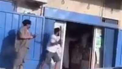 شاهد| مشاجرة عنيفة داخل محل مواد غذائية في نهار رمضان بالسعودية