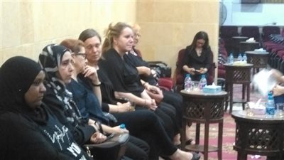 صور| إقبال نسائي لتقديم واجب العزاء في المخرج محمد حسان بـ