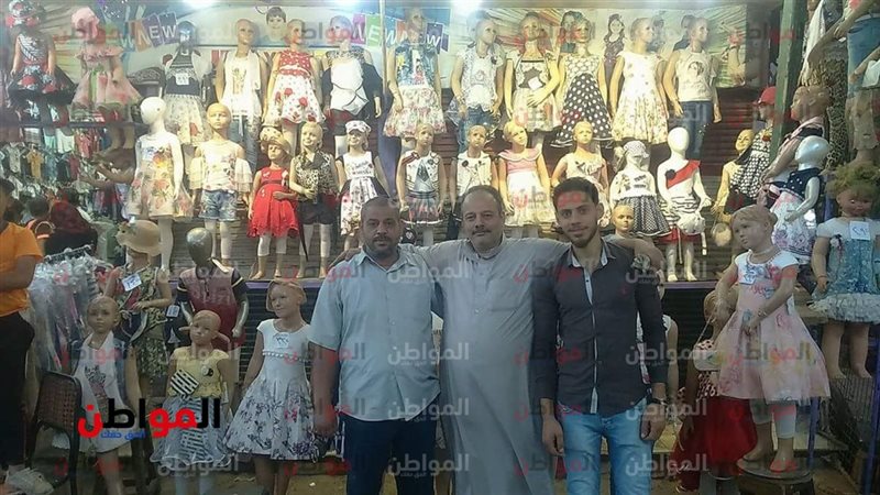  صاحب محل يوزع ملابس