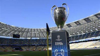 صور.. كأس دوري أبطال أوروبا يصل لملعب أولمبيسكي الوطني الرياضي