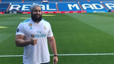 الجماهير تهاجم نجم المصارعة بسبب محمد صلاح