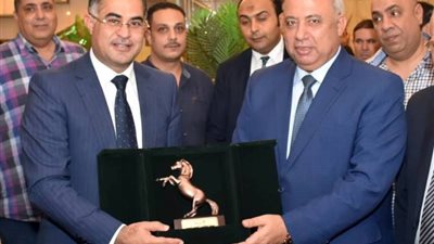 محافظ الشرقية يُهدي أوسكار المحافظة لـ