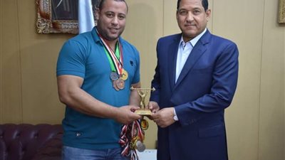 محافظ الغربية يستقبل لاعب منتخب مصر لـ 