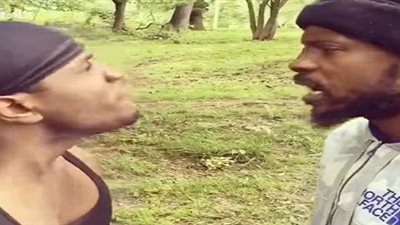  شاهد| رجل يعتدى على المدخنين في الشارع 