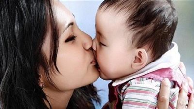 فيديو| متى يصبح تقبيل الأطفال تحرشًا جنسيًا؟